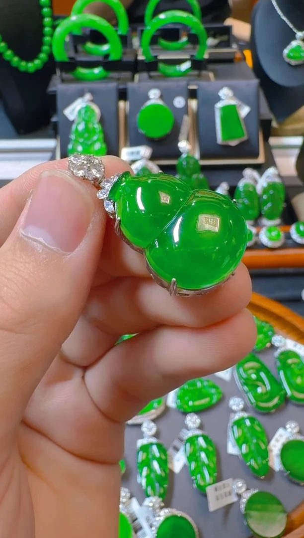 吊坠(赠链)未镶嵌翡翠天然A货翡翠