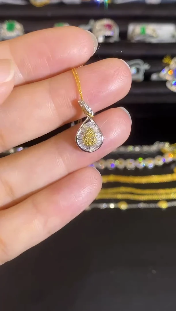 18K金镶嵌吊坠钻石111