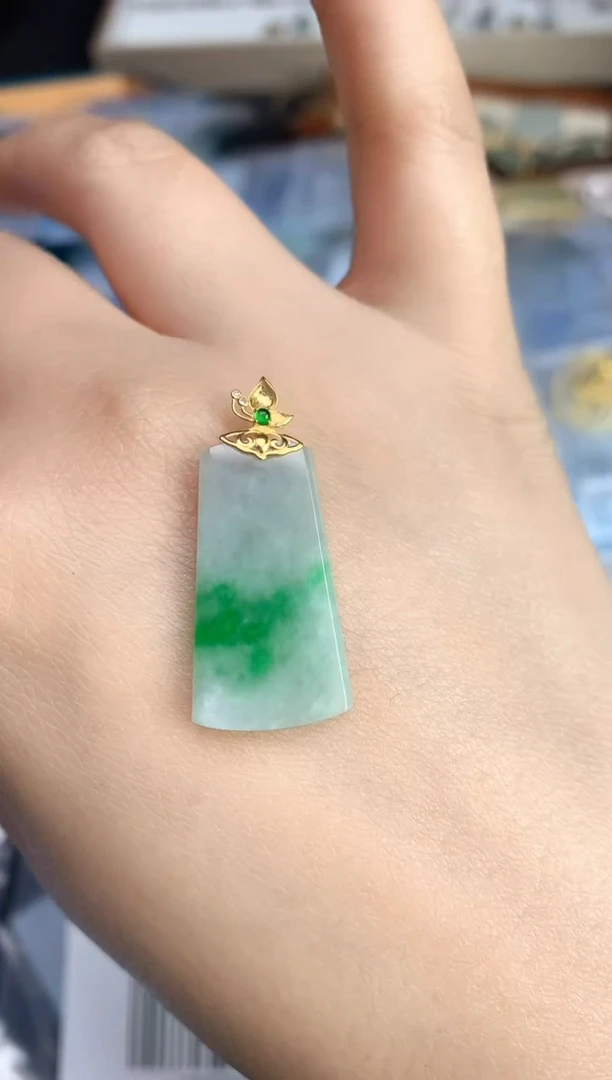 颈饰18K金镶嵌翡翠25112002