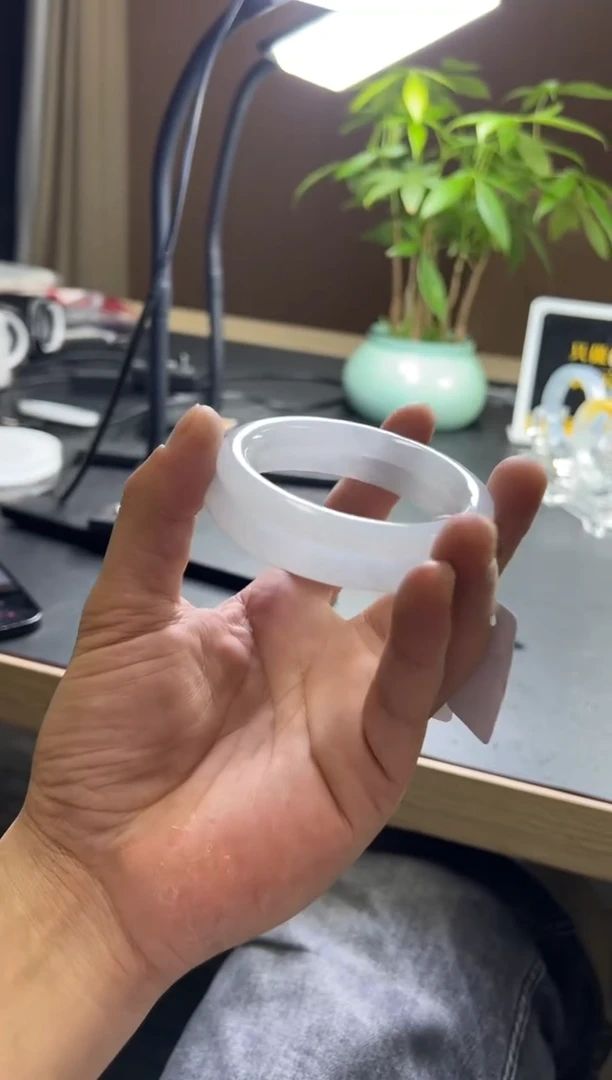 翡翠手镯未镶嵌七*手镯