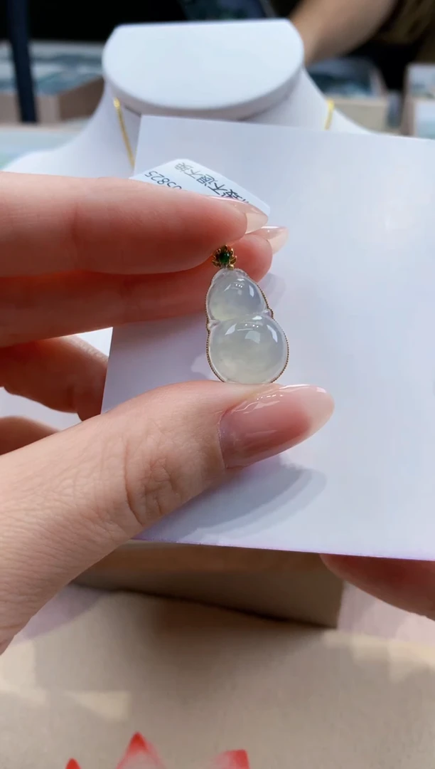 翡翠18K金镶嵌颈饰天然缅甸a货翡翠