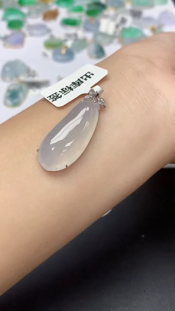翡翠18K金镶嵌颈饰天然缅甸a货翡翠