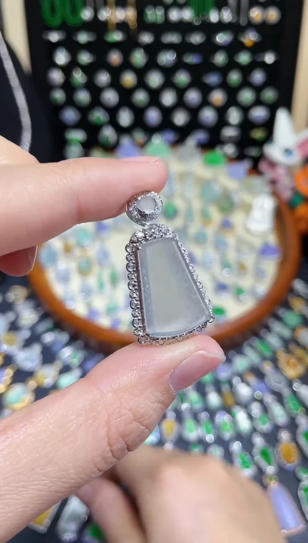 颈饰18K金镶嵌翡翠超漏玻璃种雪花棉大无事牌吊坠