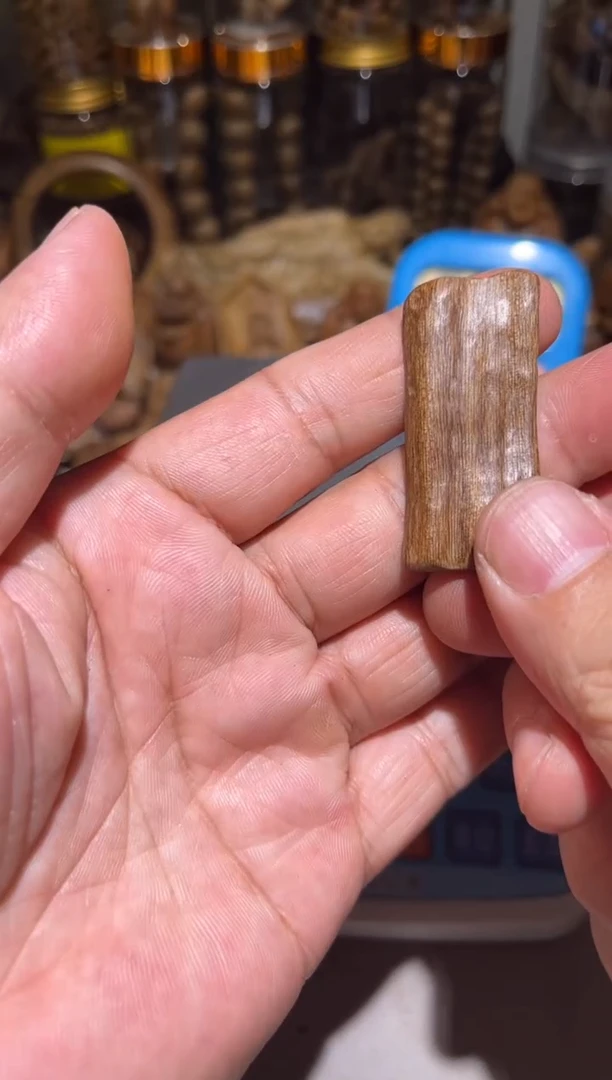 沉香沉香碎屑马尼捞 （克）