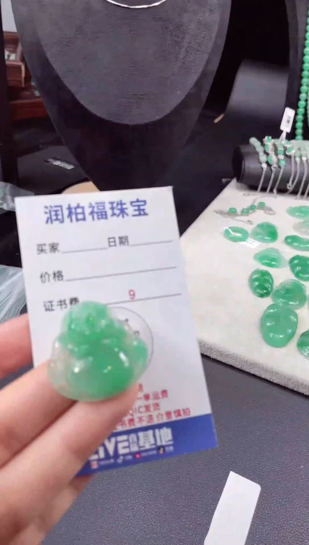 吊坠(赠链)未镶嵌石英质玉（非洲翠）佛公 31.87