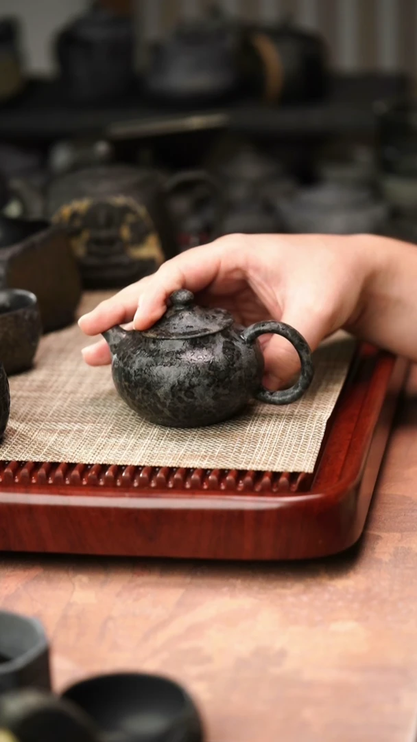 柯荣盛老师作品冰碛岩重工雕刻小欢喜壶