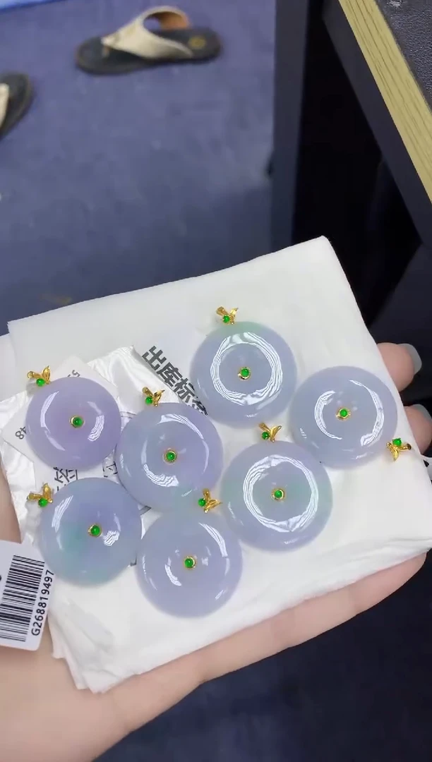 翡翠18K金镶嵌颈饰天然缅甸翡翠A货多样性发其一