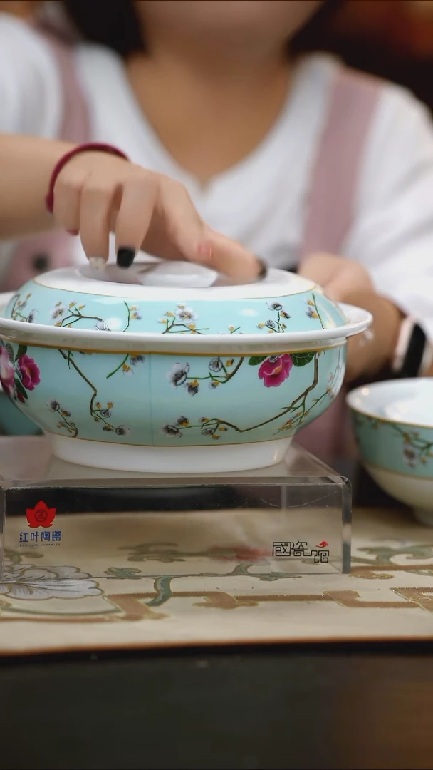 1个微瑕春意盎然9英寸带盖品呙