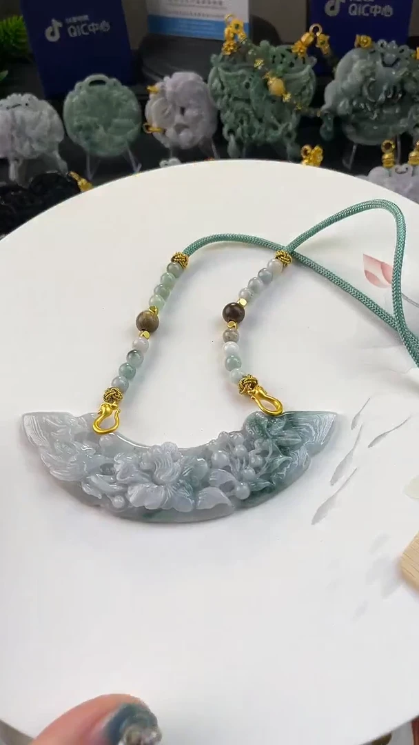 翡翠未镶嵌颈饰7810赠链,部分宝贝微瑕主播介绍为准