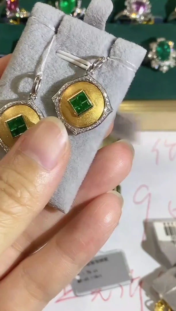 18K金镶嵌吊坠祖母绿多样性发一