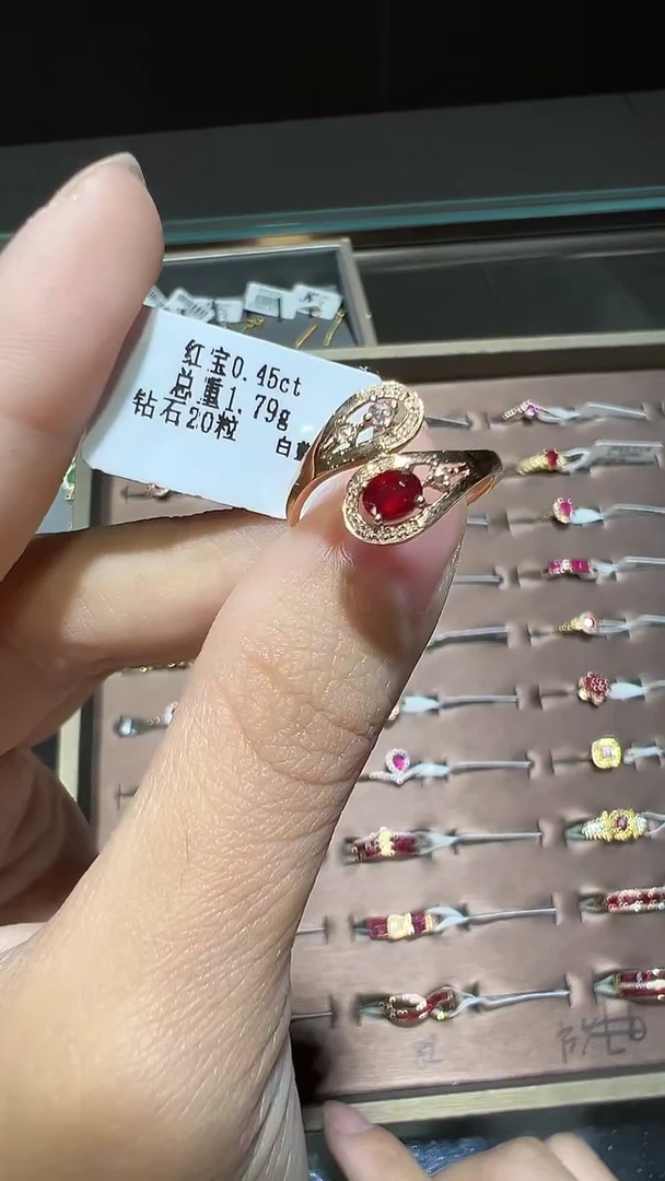 18K金镶嵌戒指红宝石