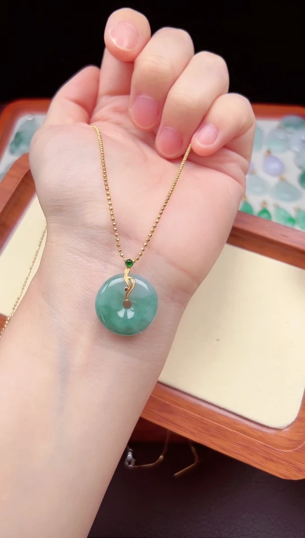 【闪购商品】翡翠颈饰18K金镶嵌平安扣