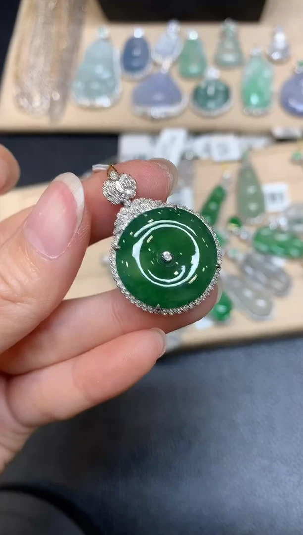 【闪购商品】翡翠颈饰18K金镶嵌平安扣【无服务费