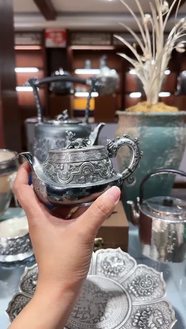 大*足银999精工手工战国饕餮纹大师鏨刻异型泡茶壶