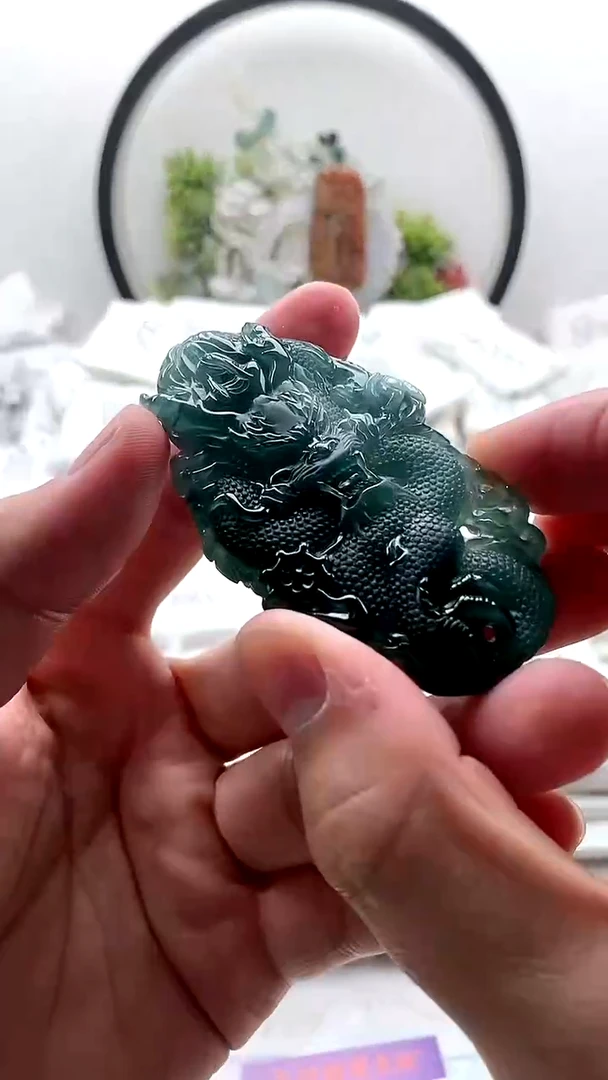 颈饰未镶嵌翡翠龙牌