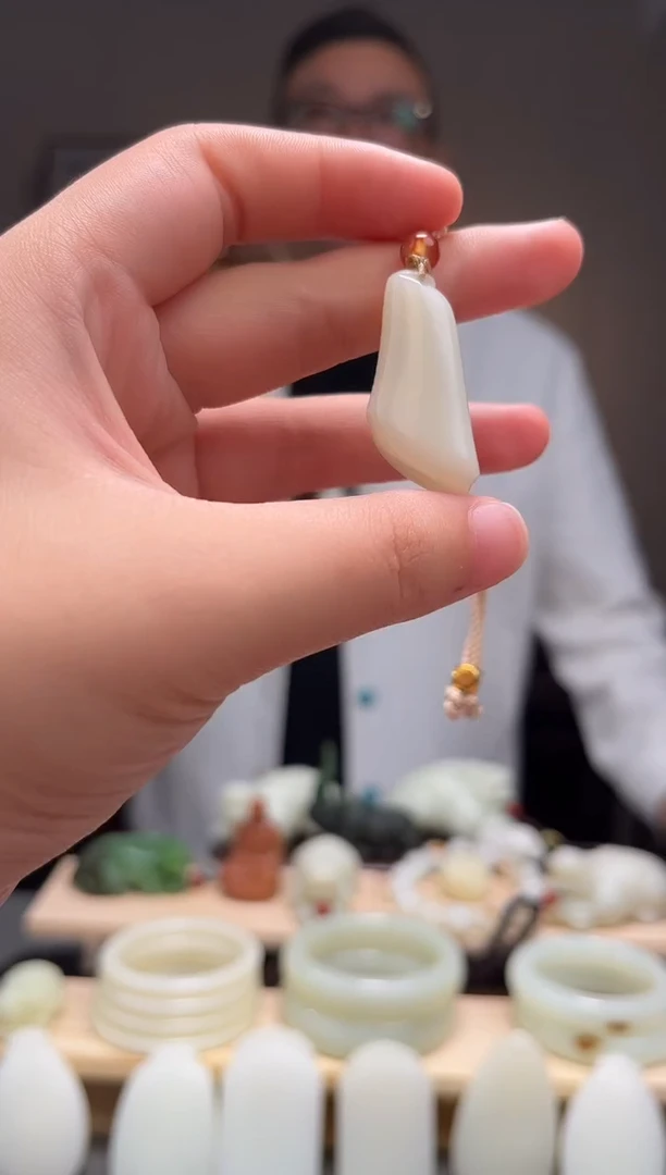 颈饰未镶嵌和田玉吊坠