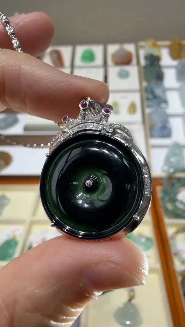 18K金镶嵌挂件翡翠A货翡翠多样性孤品