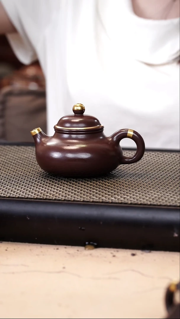 茶壶紫砂四号井茄皮紫泥描金容天130cc