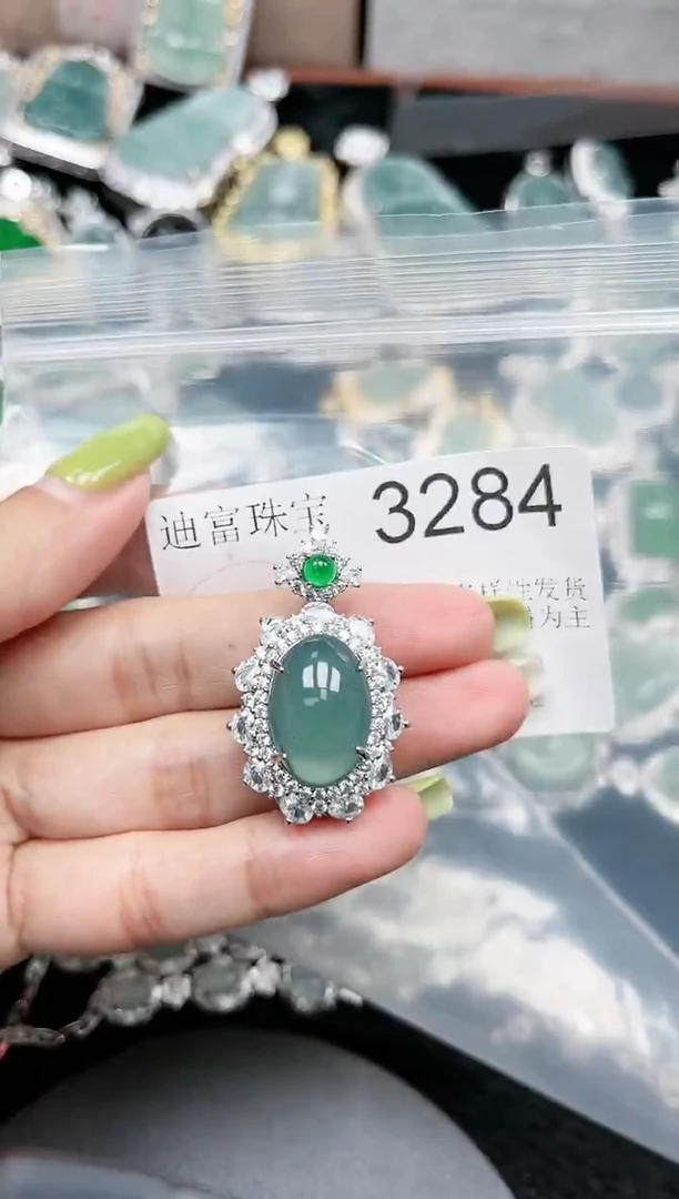 【闪购商品】翡翠颈饰未镶嵌赠皮绳3284