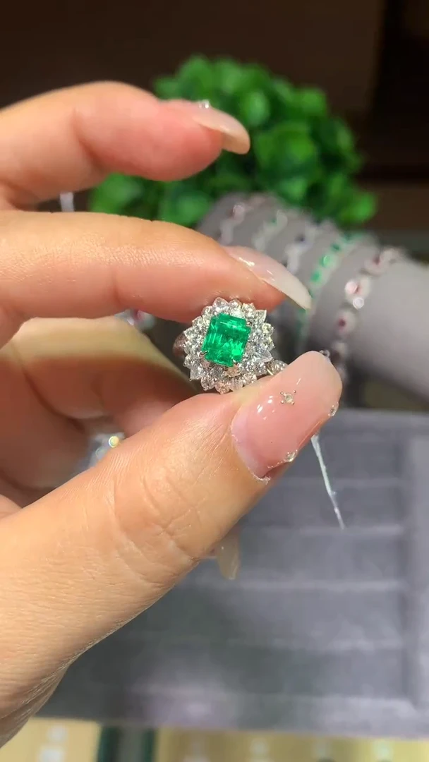 18K金镶嵌戒指祖母绿1.35ct