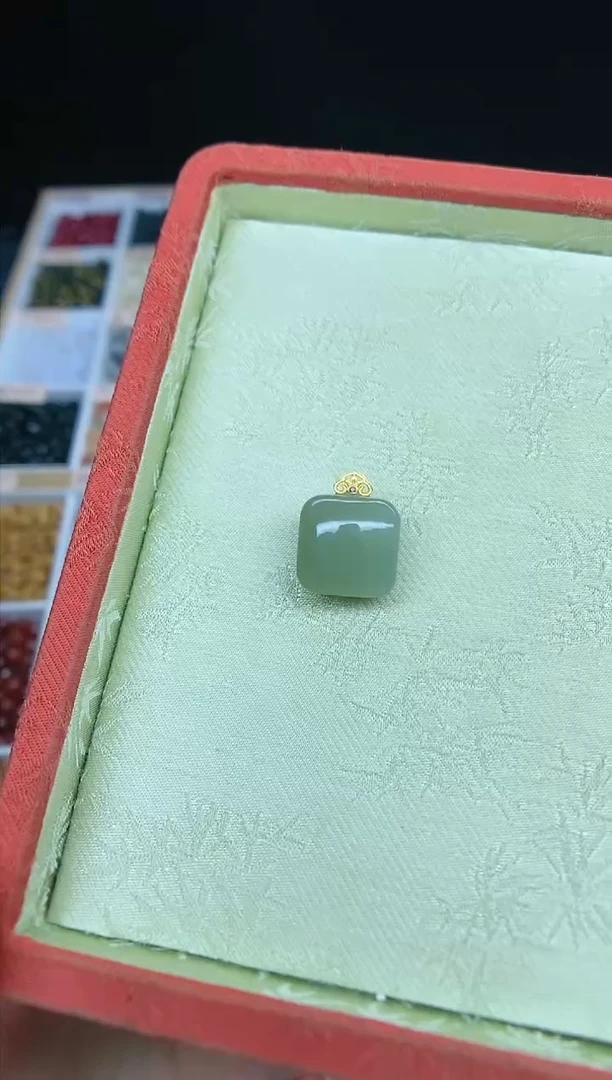 【闪购商品】和田玉颈饰18K金镶嵌无事牌