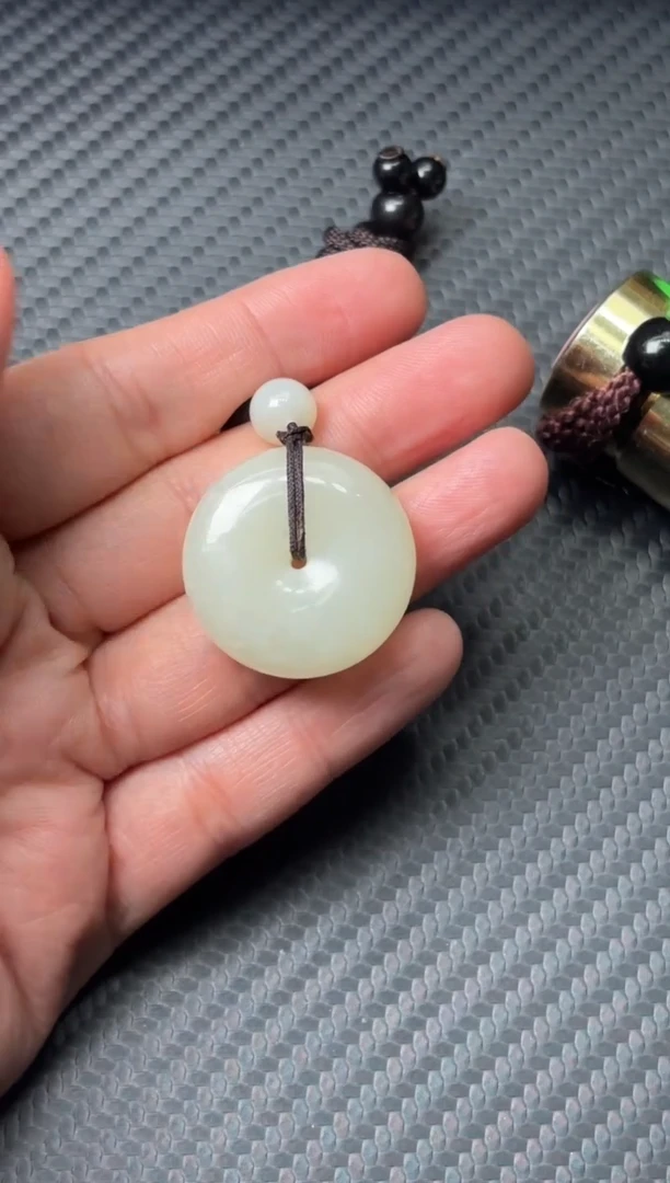吊坠(赠链)未镶嵌和田玉且末金山微色差平安扣