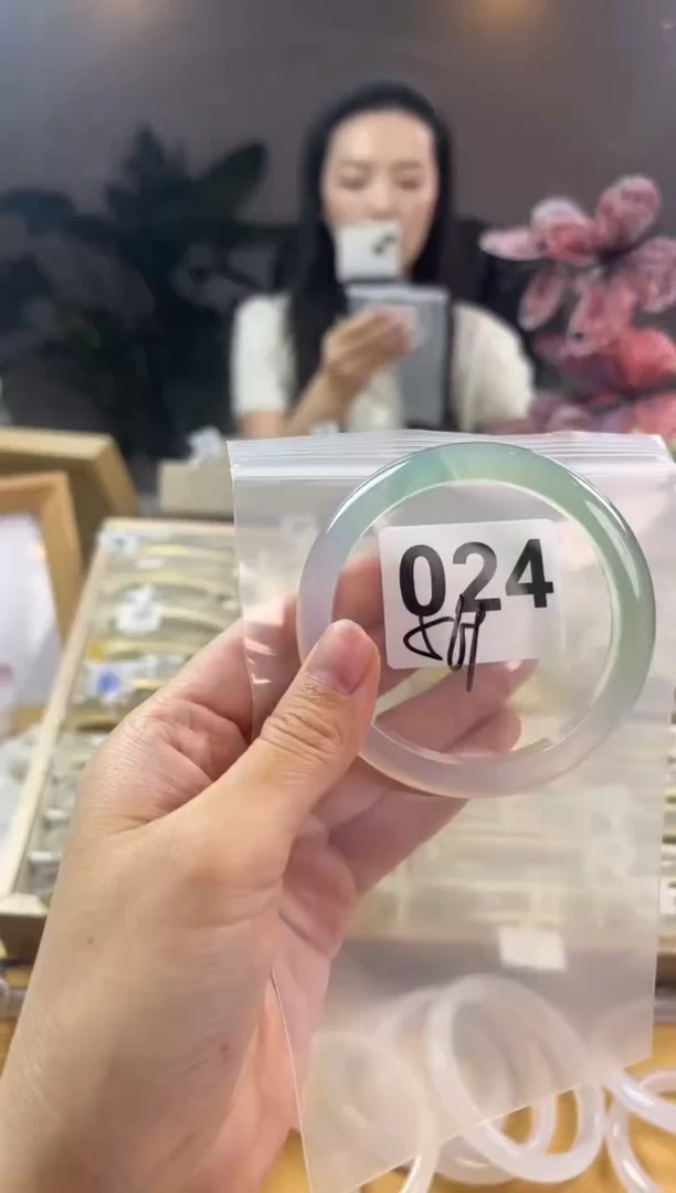 玛瑙/玉髓手镯未镶嵌024微瑕