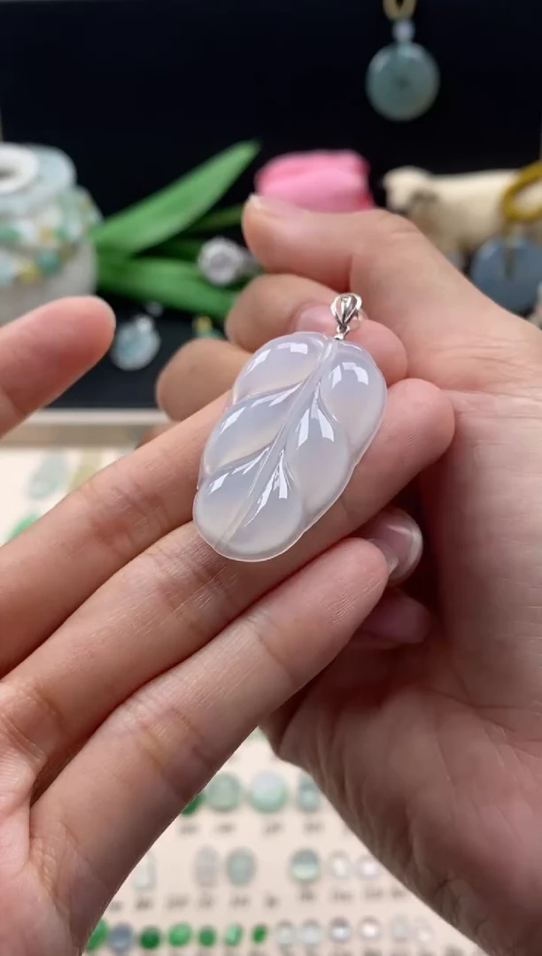 【闪购商品】翡翠颈饰18K金镶嵌翡翠白冰叶子吊坠