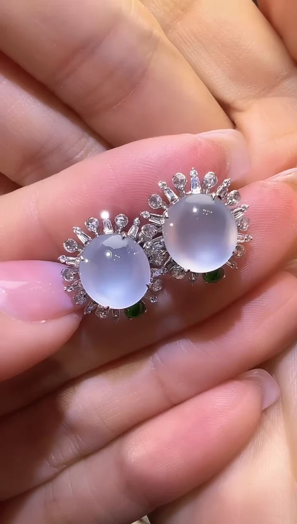 18K金镶嵌翡翠耳饰蛋面