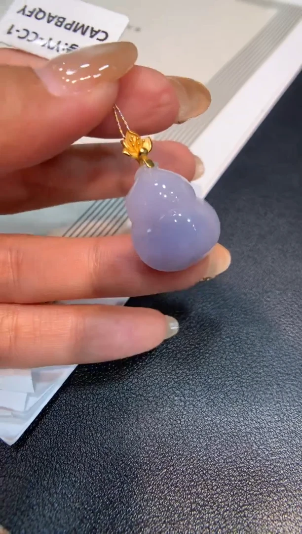 翡翠18K金镶嵌颈饰葫芦