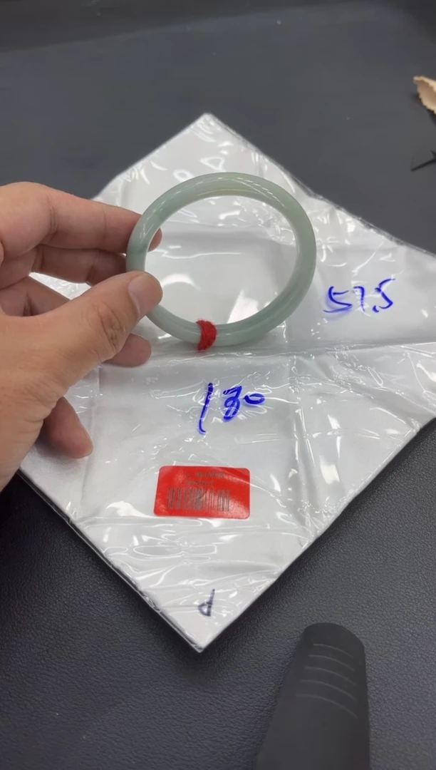 翡翠手镯未镶嵌翡翠手镯