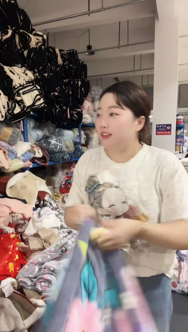 混纺主播手上展示的产品