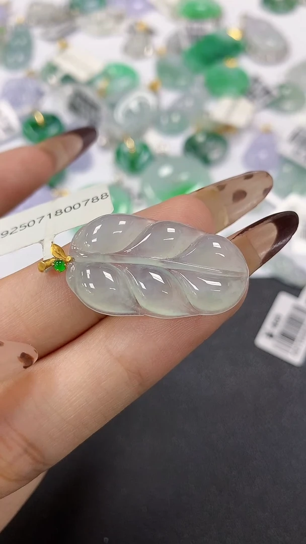 颈饰18K金镶嵌翡翠a货假一赔三支持复检百元上9元证书费自理