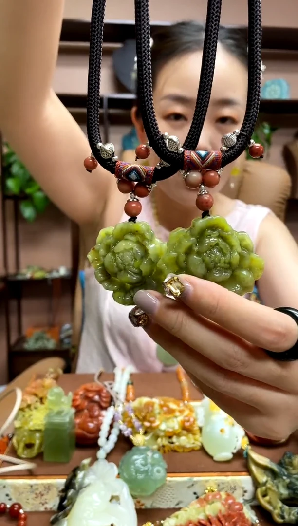 未镶嵌岫玉颈饰多样性发货发其中之一