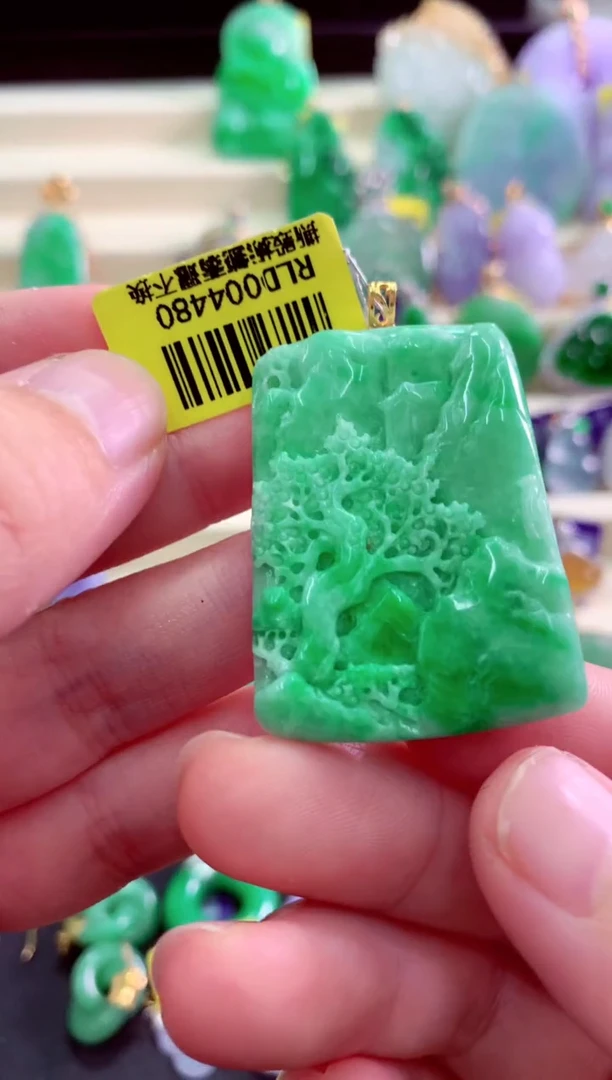 颈饰18K金镶嵌翡翠挂件