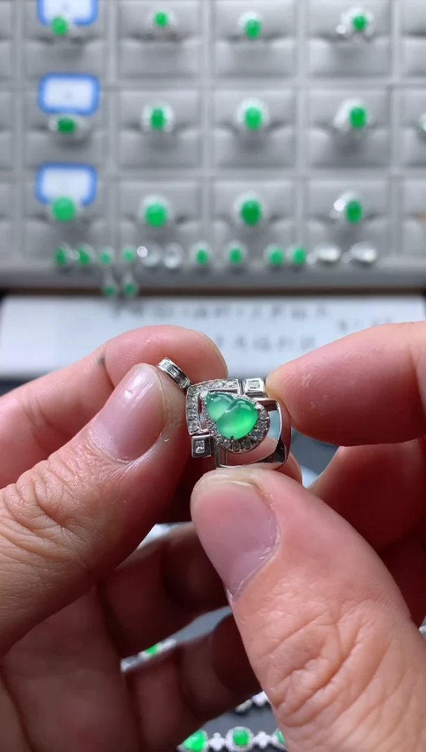 颈饰18K金镶嵌翡翠18K翡翠