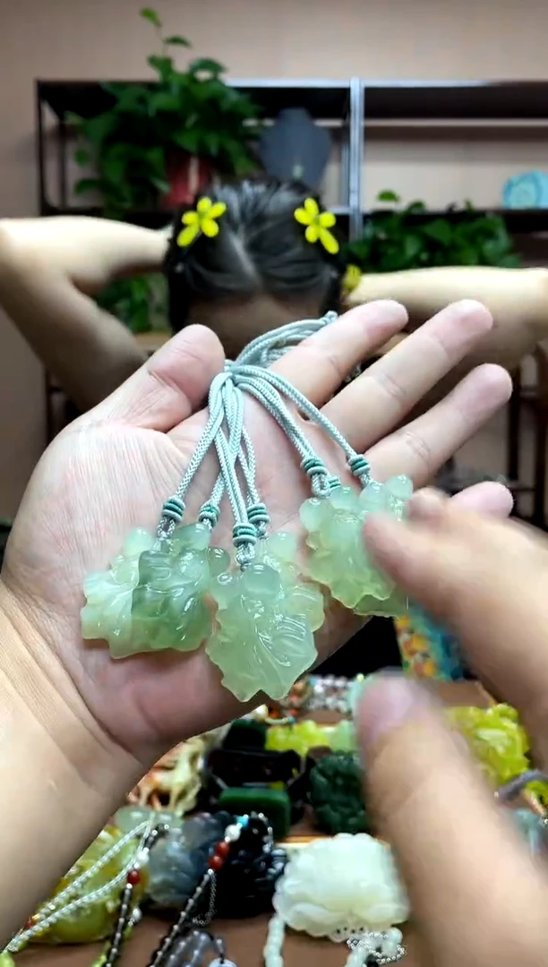 未镶嵌岫玉吊坠多样性发货发其中之一