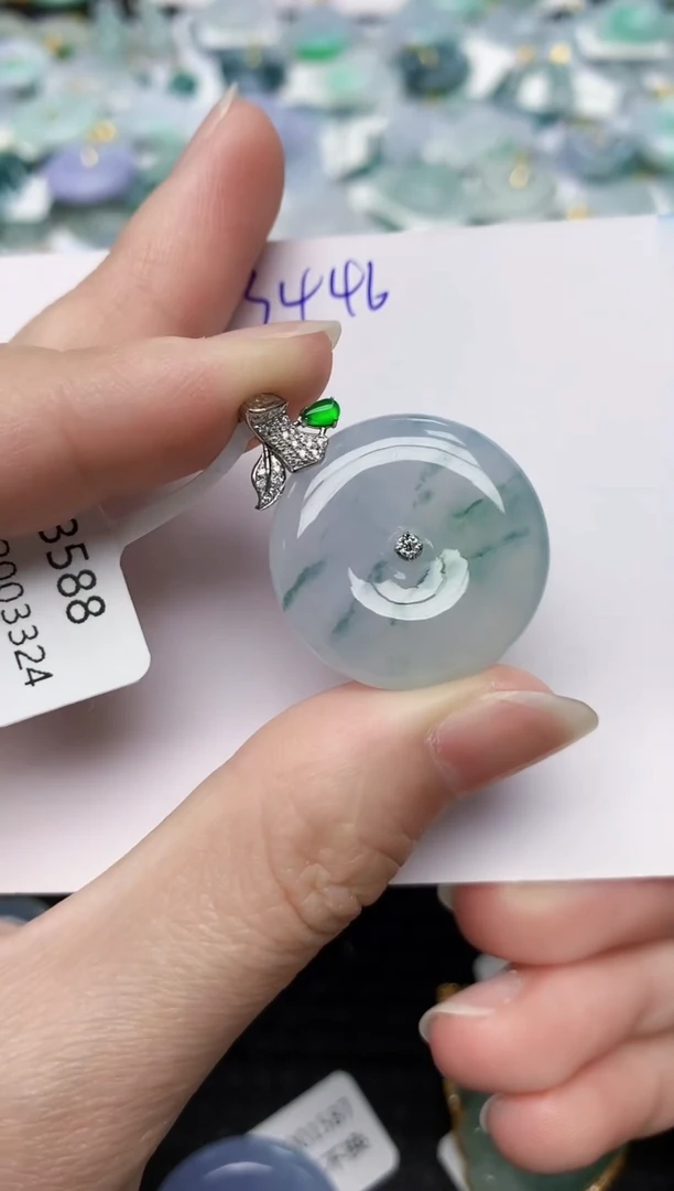 颈饰18K金镶嵌翡翠 天然缅甸A货翡翠百元以上9元证书费自理