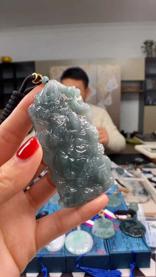 颈饰未镶嵌翡翠 多样性发其一