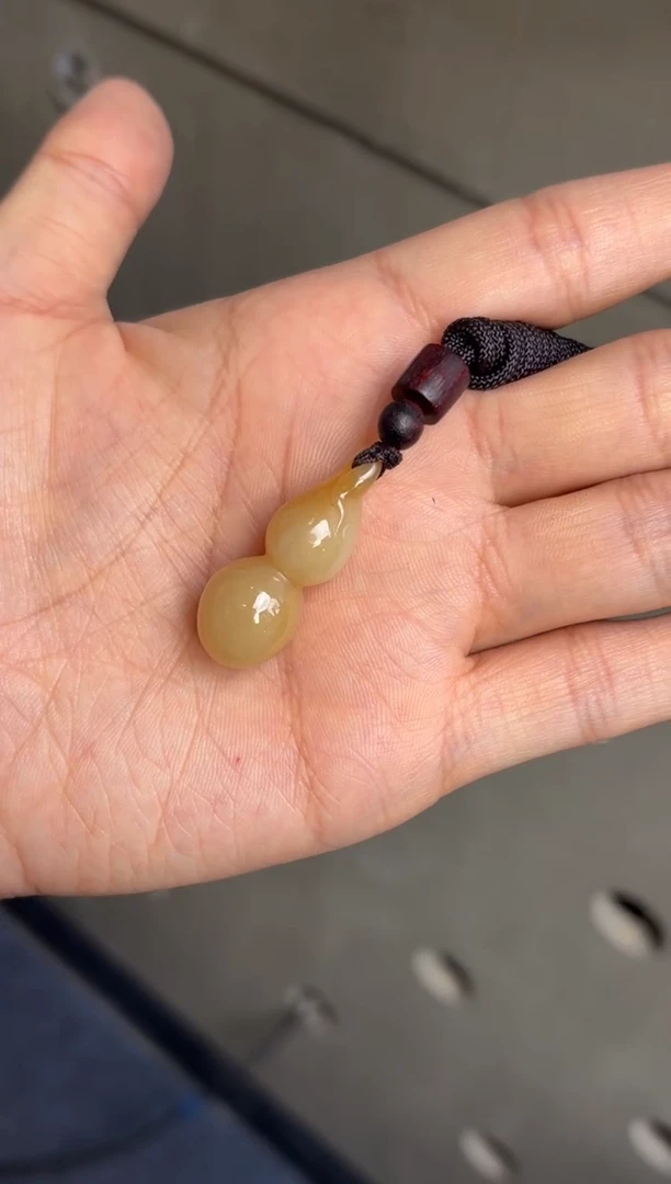 吊坠(不含链)未镶嵌和田玉且末微色差纯糖吊坠