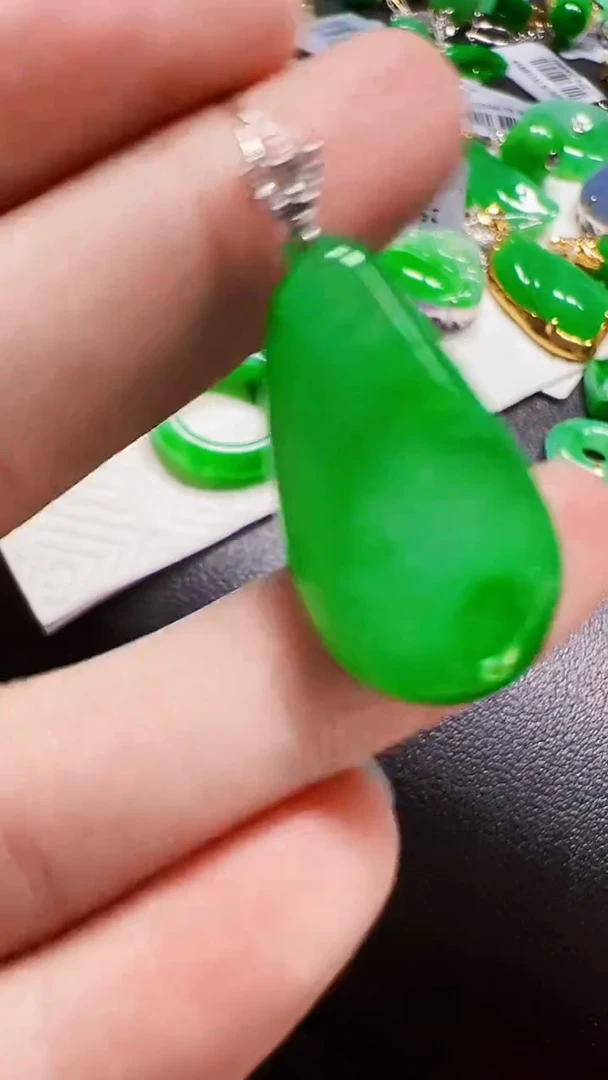 颈饰18K金镶嵌翡翠瓜