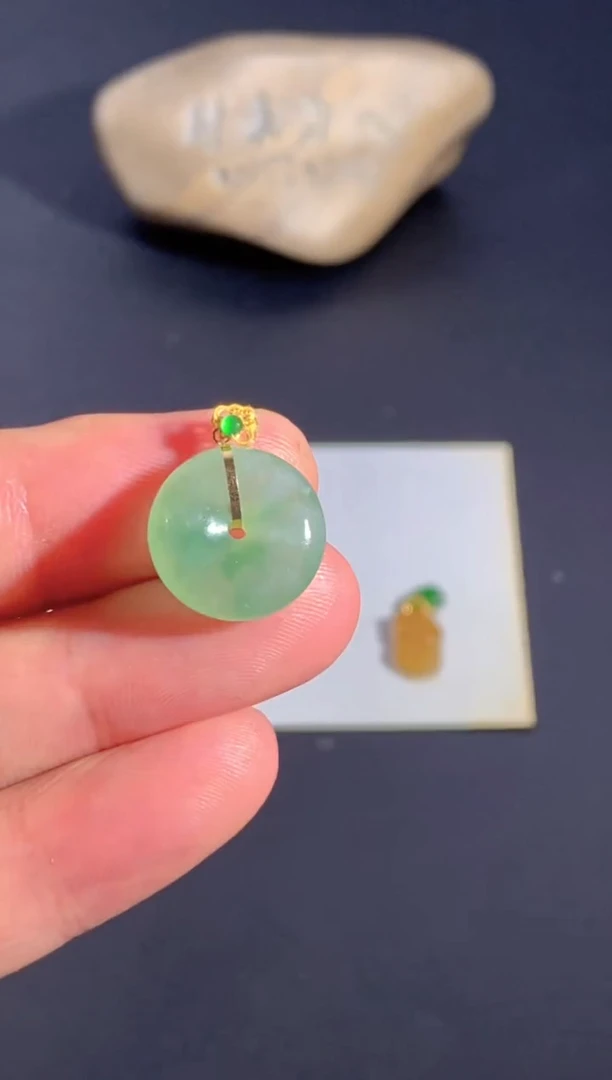 颈饰18K金镶嵌翡翠