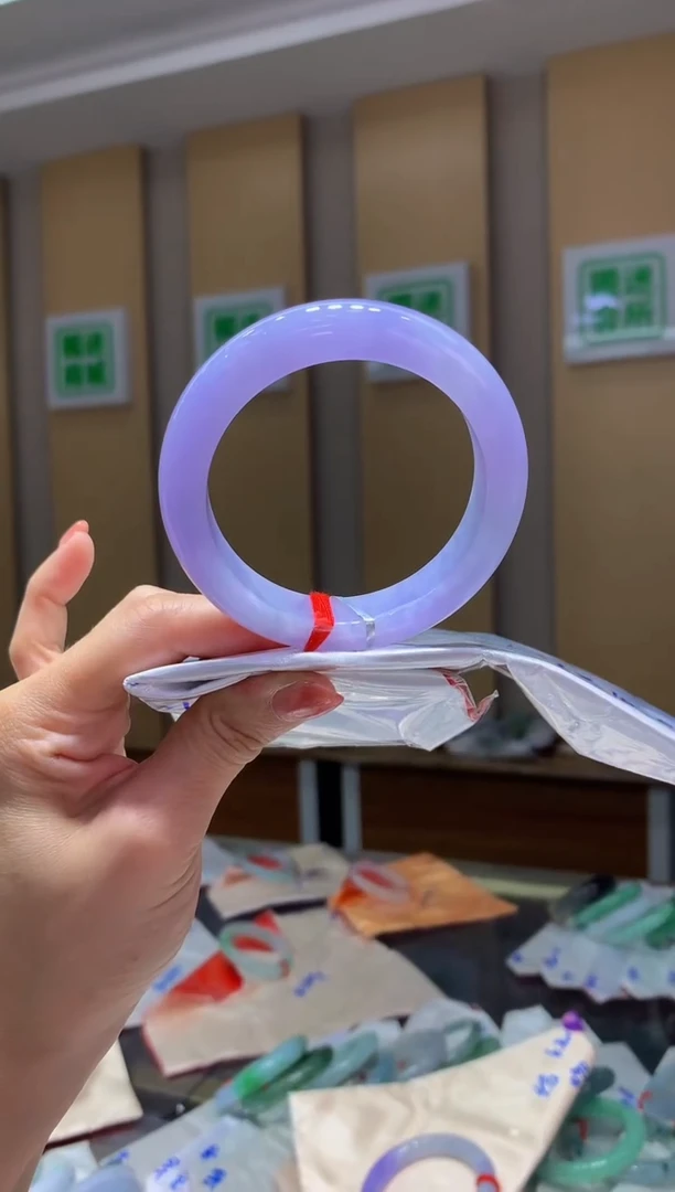 翡翠手镯未镶嵌-QQ3圈口56 总价8.5万 定金2万