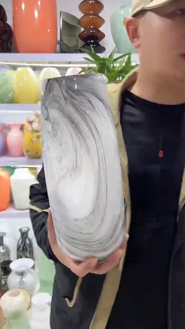 灰白勾丝水墨花瓶