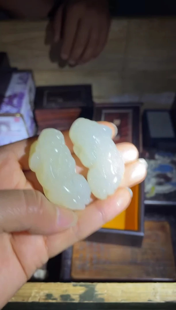 和田玉未镶嵌颈饰白玉一对貔貅给