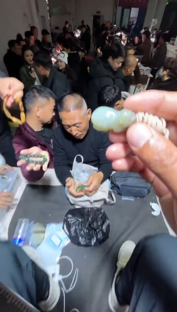 未镶嵌和田玉（糖玉）挂件和田玉