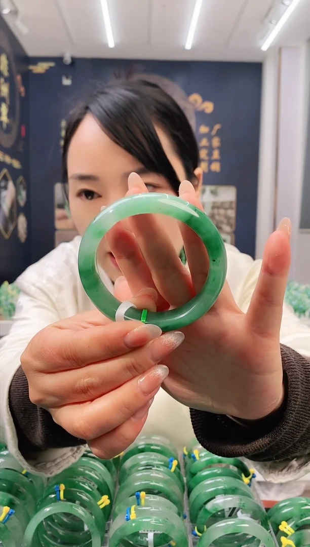 【闪购商品】石英质玉手镯未镶嵌天然非洲翠高冰手镯1