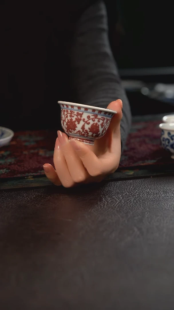 研山琢器釉里红缠枝莲小压手杯 内寿