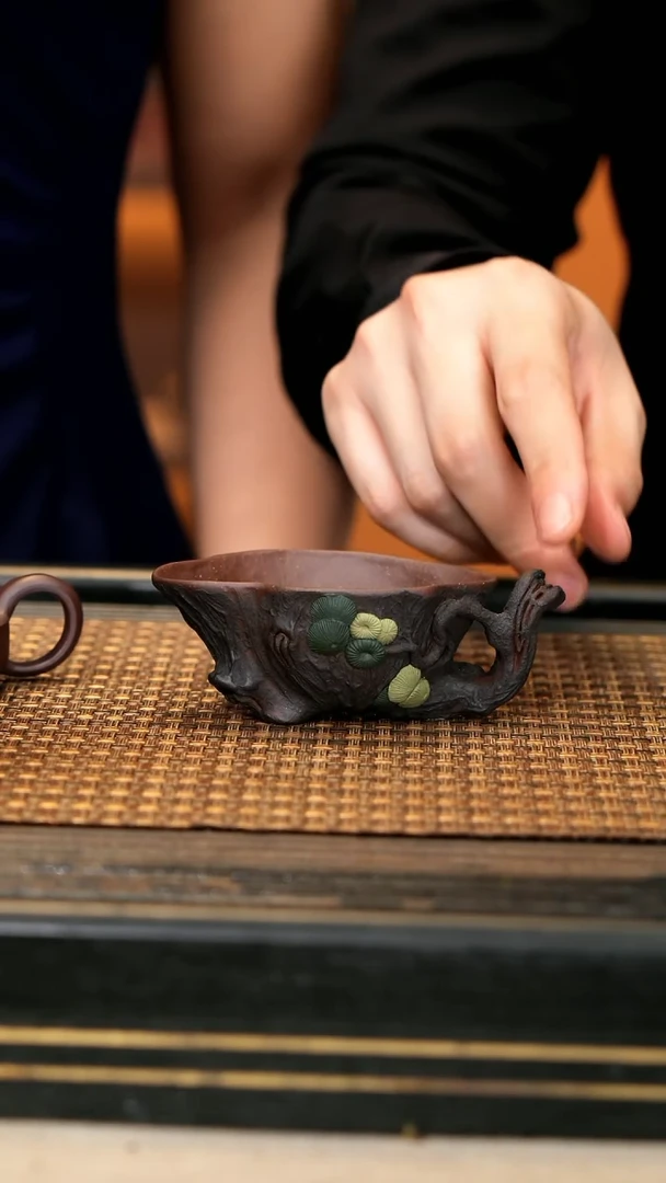 茶壶紫砂XS40《绿松·犀角杯》紫玉金砂