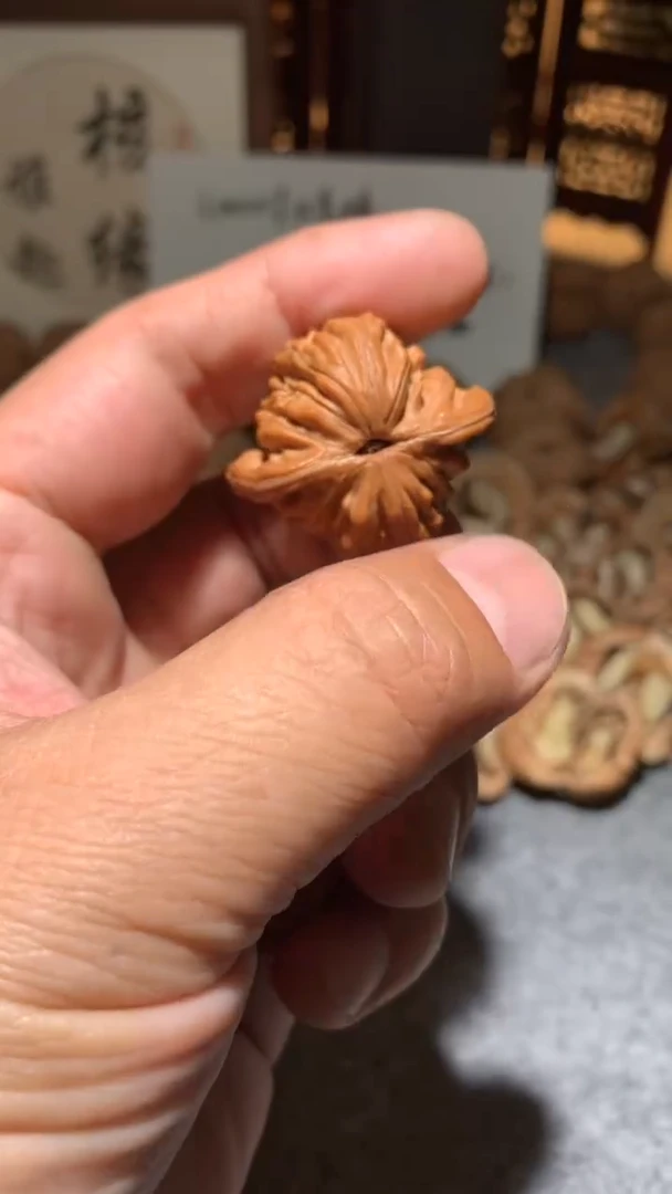 文玩核桃把件【核缘雅趣】41左右汉高楼，同尺寸随机发